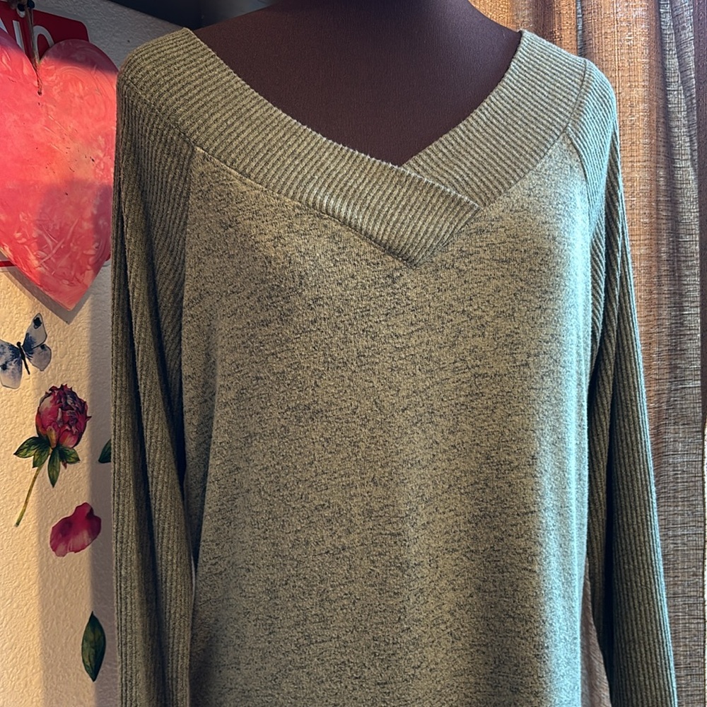 No Frills Los Angeles olive green ribbed long sleeve knit sweater. Size L.